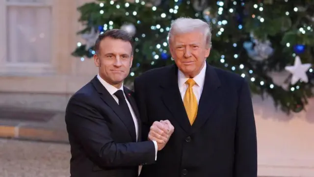 Donald Trump ao lado do presidente francês Emmanuel Macron.