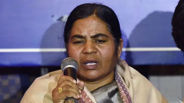 रोहित की मां वी. राधिका