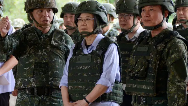 त्साई इंग-वेन एक सैन्य ट्रेनिंग बेस का मुआयना करने मई 2023 में पहुंचीं.