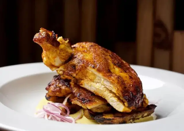 Un poulet rôti prêt à la consommation