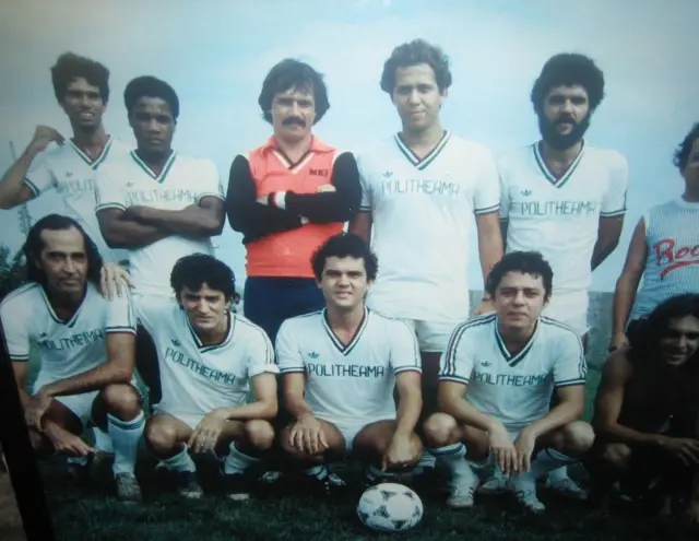 Vinicius Cantuária (segundo à esquerda, entre os agachado) posa para foto do Politheama