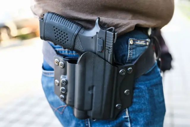 ගීය පාර්ලිමේන්තුවේ සිටි මන්ත්රීවරු සිය දෙනෙකු පමණ ගිනිඅවි ලබාගෙන තිබිණි.