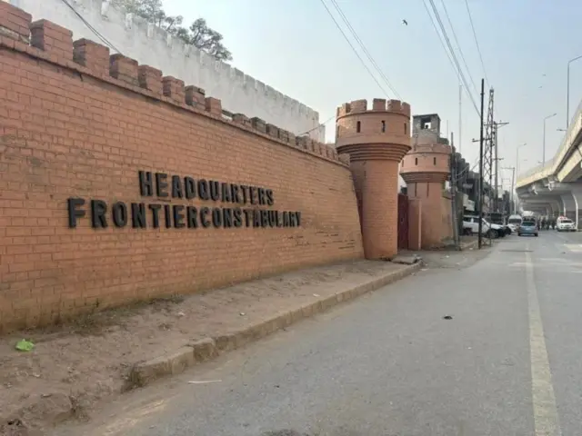 د پېښور په صدر کې د اېف سي مرکزي دفتر په ګڼ مېشته سیمه کې موقعیت لري.