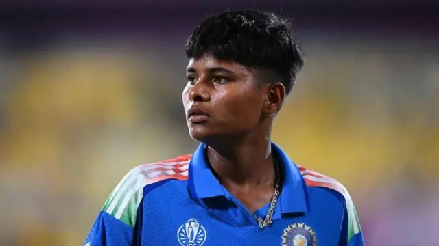 क्रांतीने वयाच्या 21 व्या वर्षी भारतीय संघाकडून पदार्पण केलं होतं. 