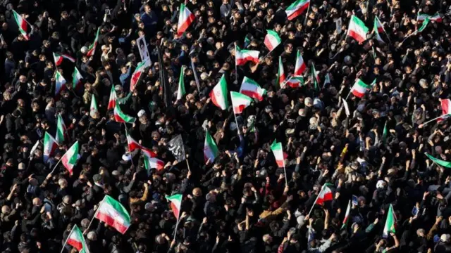 حشد لإعلان الحداد على علي خامنئي في طهران.