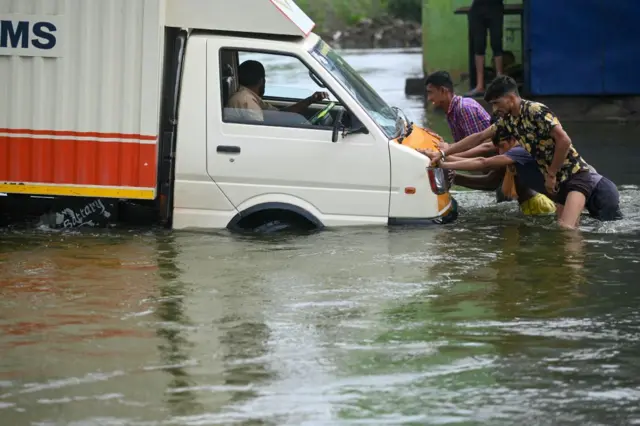 வெள்ளத்தில் சிக்கிய வாகனங்கள்