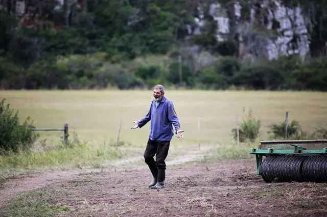 Louis van Schoor, l'un des directeurs de Kingsdale Dairy Farm se promène lors d'une interview le 19 mai 2016 à East London, en Afrique du Sud.