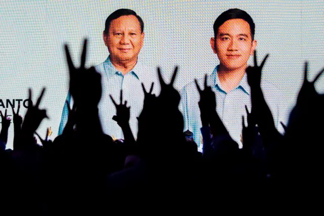 Sejumlah relawan mengacungkan dua jari saat Konsolidasi TKD Prabowo - Gibran Provinsi Jawa Barat di The House Convention Hall, Bandung, Jawa Barat, Sabtu (25/11/2023). 