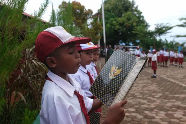 Sejumlah murid mengikuti upacara bendera pada hari pertama masuk sekolah di SD Negeri Inpres Pasir Dua, Kota Jayapura, Papua, Senin (13/7/2026). Sekolah-sekolah di Jayapura mulai melaksanakan kegiatan Masa Pengenalan Lingkungan Sekolah (MPLS) dan pembelajaran tatap muka tahun ajaran 2026/2027.