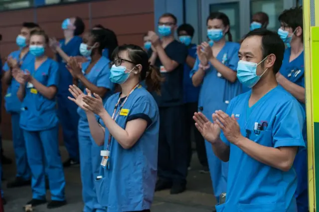 İngiltere'de Covid pandemisi sırasında sağlık çalışanlarına destek için kalabalıklar belli saatlerde alkış tutuyordu. 