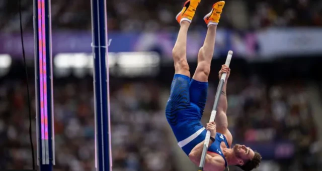 ፈረንሳዊው አትሌት አዘላሉ ለፍፃሜ ያደርሰው ነበር ቢባልም ወደ ፍራሹ እየተምዘገዘገ ሲመለስ ነው በብልቱ አግዳሚውን የነካው።