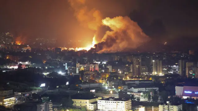 Entrada la noche del viernes, Israel lanzó ataques contra algunos edificios en el sur de Beirut, donde afirma que Hezbolá tiene depósitos de armas.