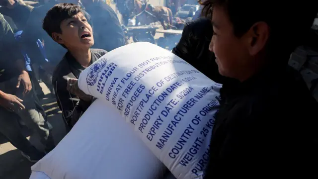 طفل يتلقى معونة من الأنوروا