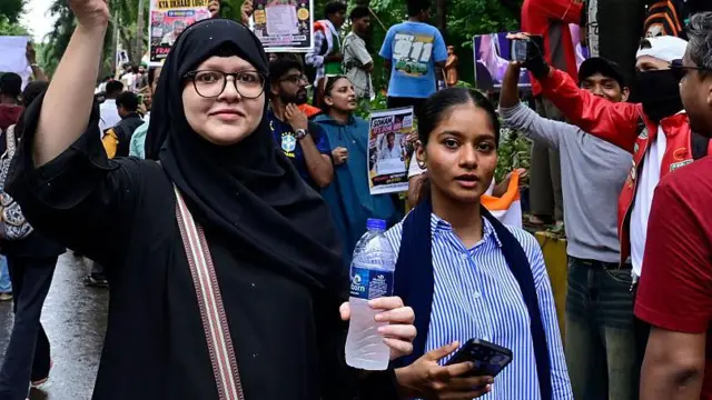 मुंबई में 26 जुलाई को धर्मेंद्र प्रधान के इस्तीफ़े का जश्न मनाती छात्राएं और छात्र
