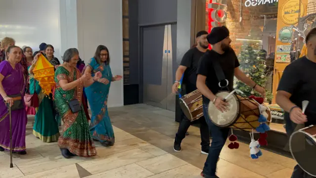 دیوالی در مرکز خرید کرسنت در سالی‌هال، انگلستان