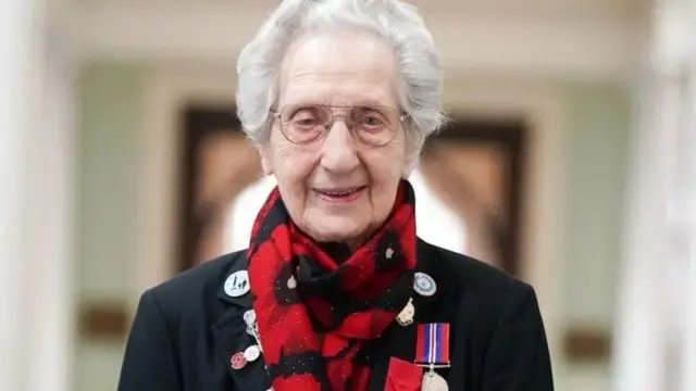 Десантты түшүрүү күнү Мэри Скотт десантчылар менен Франциядагы "Оверлорд" операциясынын командачылыгынын ортосунда байланышты камсыз кылган.