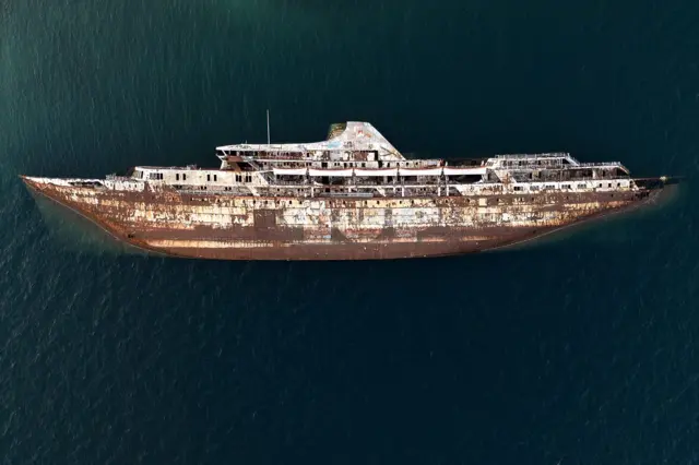 Imagen cenital de un crucero abandonado en el Golfo de Elefsina, Grecia. 