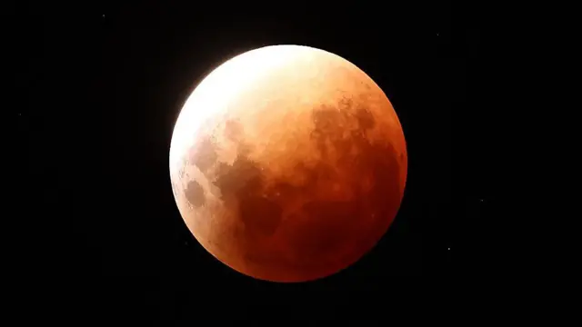 Снимак пуног крвавог Месеца начињен 3. марта из Окланда, Нови Зеланд