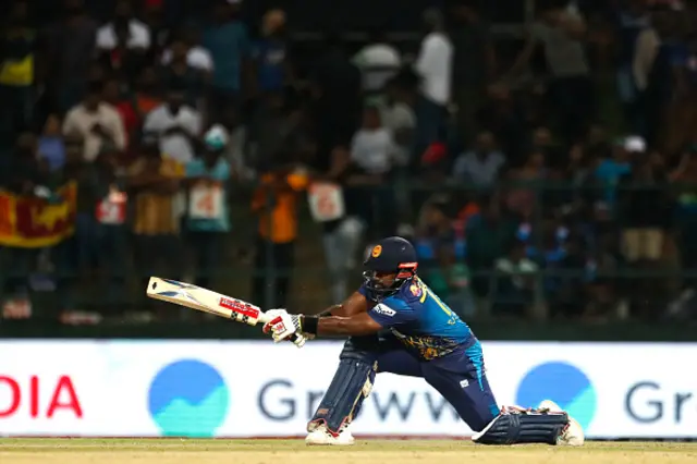 චරිත් අසලංක පන්දු 92කදී නොදැවී ලකුණු 62ක් රැස් කරමින් ශ්‍රී ලංකා කණ්ඩායම ජයග්‍රහණය කරා රැගෙන යෑමට සමත් විය.