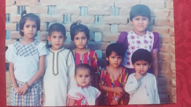 જાંબલી રંગનું ફ્રોક પહેરેલી ફખરા અહમદ બાળપણથી જ અભ્યાસમાં હોશિયાર હતી