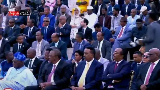 Hirmaattoota sirna kenniinsa beekamtii