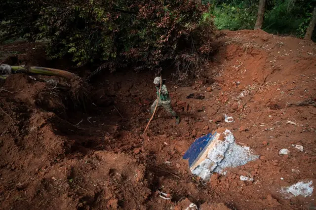 ရှမ်းပြည်နယ်မှာ တွေ့ရတဲ့ လေကြောင်းဗုံးကျရောက်ပေါက်ကွဲလို့ ဖြစ်ပေါ်ခဲ့တဲ့ မြေတွင်းကြီး