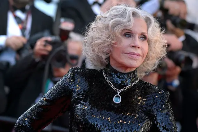 Jane Fonda kırmızı halıda poz veriyor