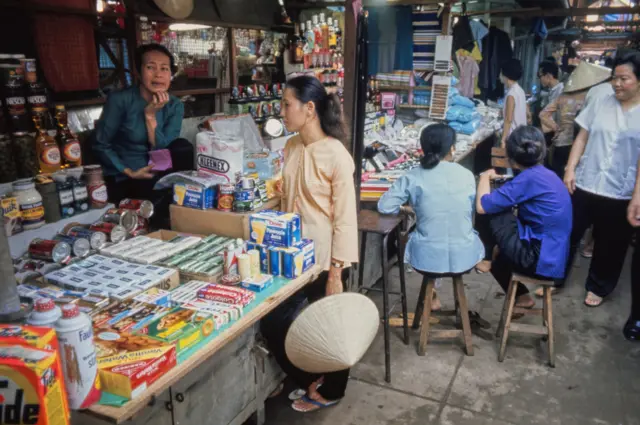 Các quầy hàng đầy ắp hàng hóa trong một khu chợ ở Sài Gòn vào năm 1969