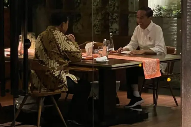 Jokowi saat makan malam dengan Prabowo pada Senin (08/01/2024)