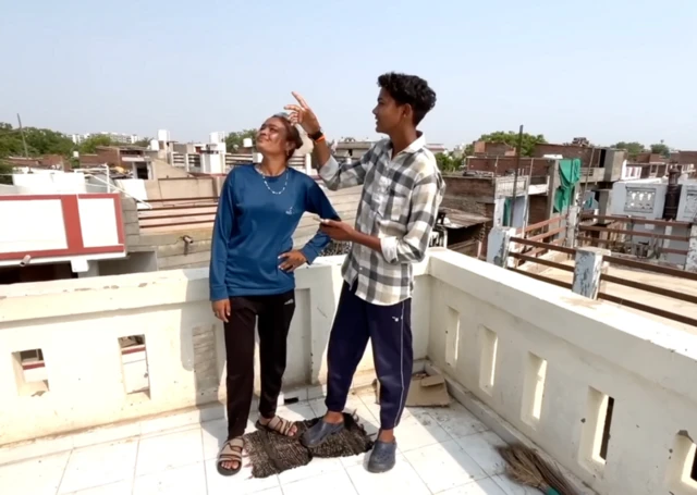 Caption- आर्यन त्याच्या बहिणीसोबत