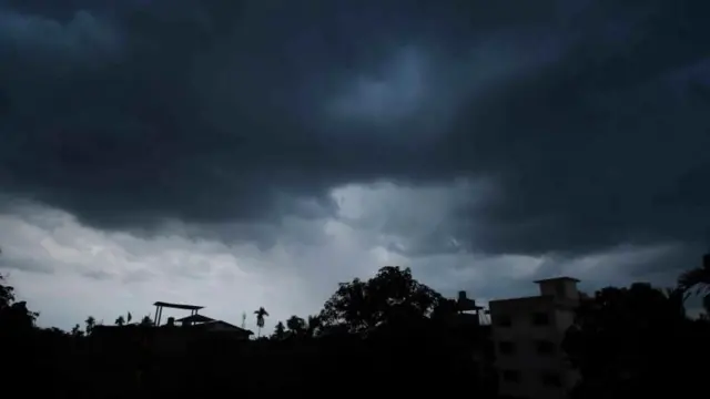 ભારતમાં ચોમાસાની શરૂઆત કેરળમાંથી થાય છે અને 1 જૂન દેશમાં ચોમાસું બેસવાની આધિકારિક તારીખ છે. કેરળમાં ચોમાસું શરૂ થયા બાદ ગુજરાત સુધી પહોંચતા સામાન્ય રીતે 15થી 20 દિવસ જેટલો સમય લાગે છે.