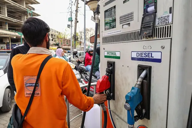 પેટ્રોલ ડીઝલના ભાવ સરકારે કહ્યું છે પેટ્રોલ અને ડીઝલ બંને પરની એક્સાઇઝ ડ્યૂટીમાં 10 રૂપિયા પ્રતિ લિટરનો ઘટાડો કરવામાં આવ્યો છે.