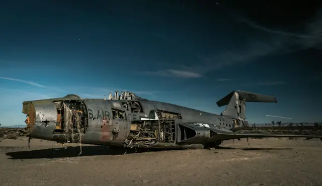 Los restos de un viejo avión abandonado en la mitad del desierto de Mojave