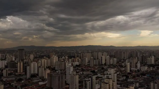Céu encoberto por nuvens densas é visível sobre o bairro da Mooca, na Zona Leste de São Paulo, Brasil, em 7 de agosto de 2026