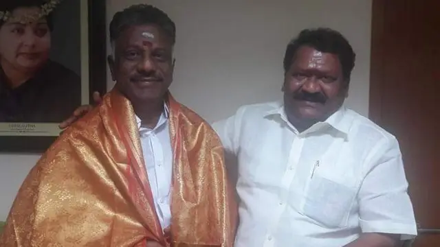 ஓ.பன்னீர்செல்வத்துடன் ஓம்சக்தி சேகர். 