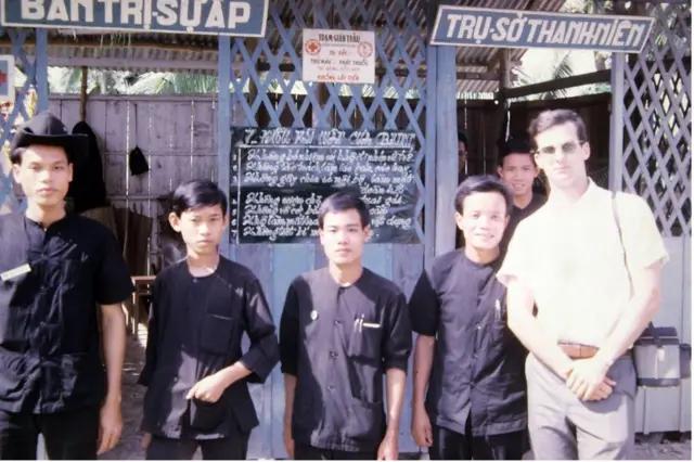 Ông Stephen B. Young (bìa phải) làm việc với các ấp, xã ở miền Nam Việt Nam đầu những năm 1970