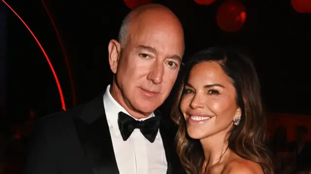 Pendiri Amazon Jeff Bezos dan Lauren Sánchez menghadiri amfAR gala Cannes 2025 yang diselenggarakan Chopard di Hotel du Cap-Eden-Roc pada 22 Mei 2025 di Cap d'Antibes, Prancis.