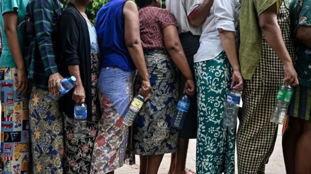 ဆီဝယ်ယူဖို့ တန်းစီစောင့်ဆိုင်နေကြတဲ့ မြင်ကွင်း (ပုံဟောင်း)