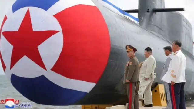 Kim Jong Un imbere y'ubu bwato n'abandi basirikare