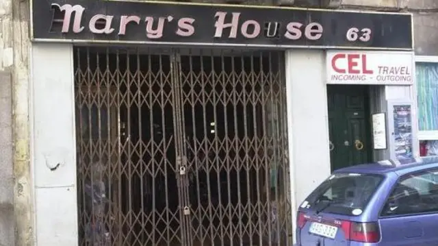 يقع متجر الملابس المملوك لتوني غاوتشي في ضاحية سليما الساحلية