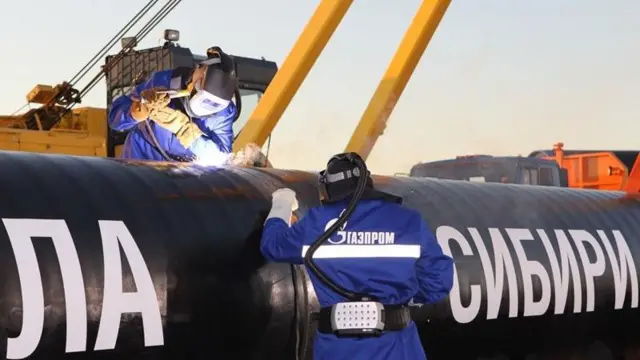 Робітники під час будівництва газопроводу "Сила Сибіру", яким російський газ постачається до Китаю.
