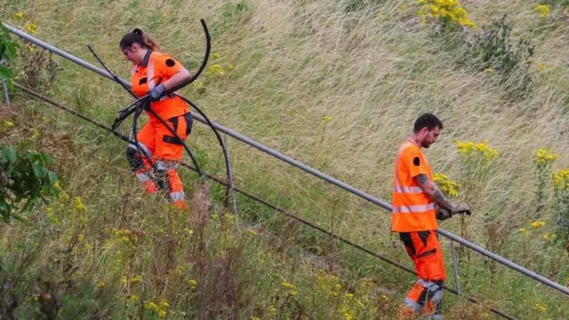 రైల్వే లైన్లను సరిచేస్తున్న సిబ్బంది
