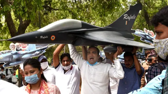 রাফাল চুক্তির বিরুদ্ধে কংগ্রেস কর্মীদের প্রতিবাদ