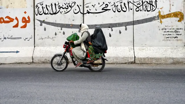 అఫ్గానిస్తాన్, కాంధహార్, షరియా చట్టం, ఆంక్షలు