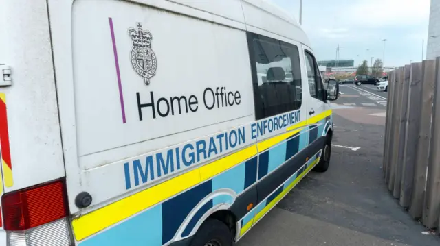 Van do Home Office entra em estacionamento