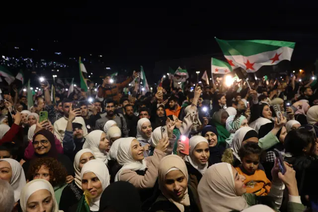 صورة لسيدات سوريات خلال احتفالات أقيمت في دمشق إحياء للذكرى الرابعة عشرة لانطلاق الثورة السورية ضد نظام بشار الأسد.
