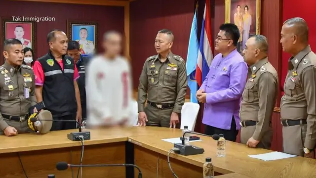 မြန်မာဘက် လူကုန်ကူးခံရတဲ့ တရုတ်သရုပ်ဆောင် ထိုင်းဘက်ပြန်ရောက်လာတဲ့နေ့က ထိုင်းလဝကအရာရှိတွေနဲ့အတူ တွေ့ရတဲ့အခြေအနေ