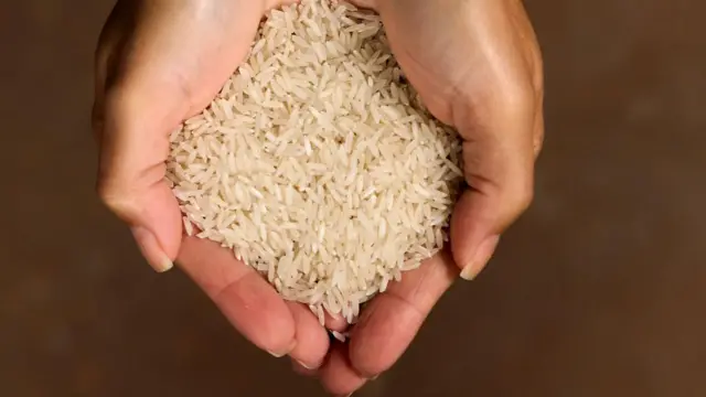 ဆန်ကို လက်ခုပ်ထဲထည့်ထားတဲ့မြင်ကွင်း