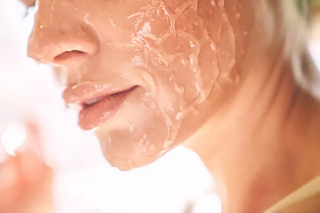 Cara de una mujer con crema 