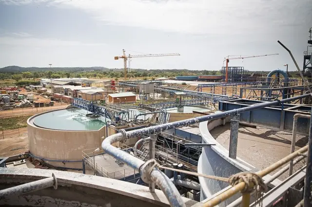 Des cuves de traitement de l'or dans l'usine de production du complexe minier aurifère de Loulo-Gounkoto exploité par Randgold Resources Ltd un producteur de métaux précieux en Afrique.
